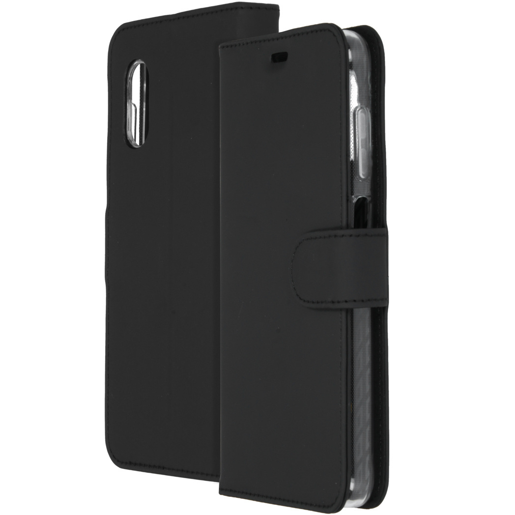 Una custodia per telefono nera, aperta per rivelare il telefono. La custodia è in stile portafoglio con chiusura magnetica.