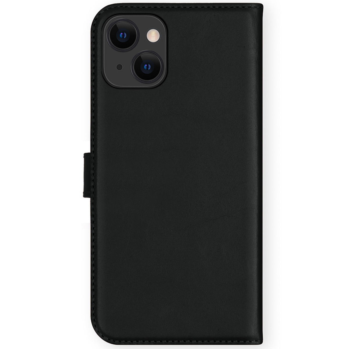 Eine schwarze iPhone-Hülle. Die Hülle ist geschlossen, mit einem Magnetverschluss. Die Kameralinsen sind oben links sichtbar.