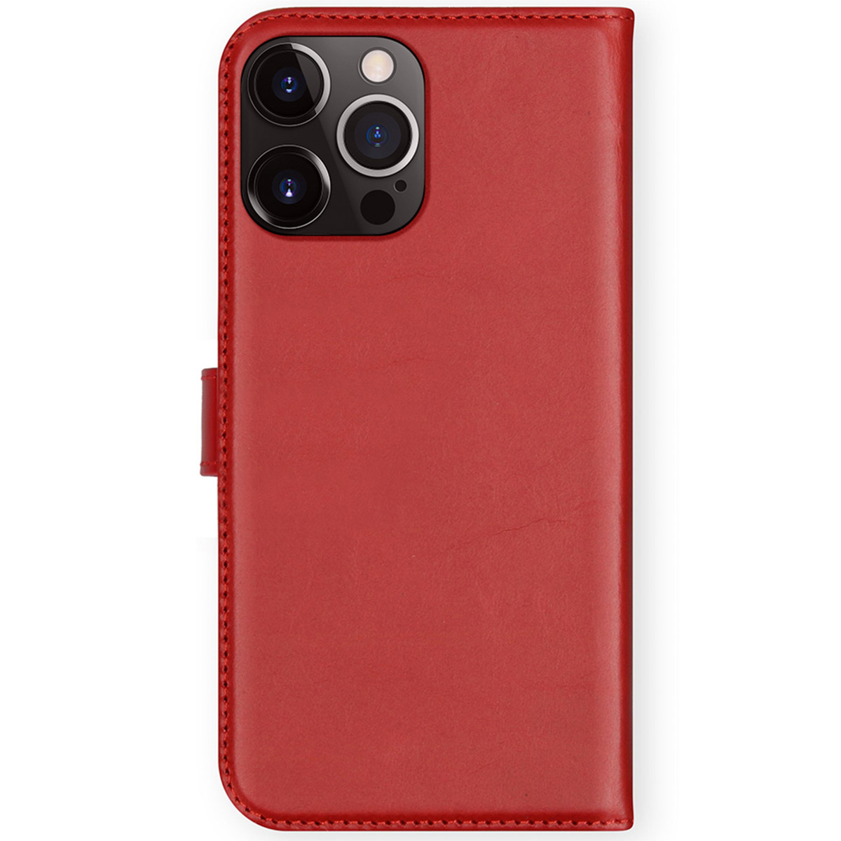 Een rode leren telefoonhoes met meerdere cameralenzen aan de bovenkant. De hoes is gesloten met een lipje.