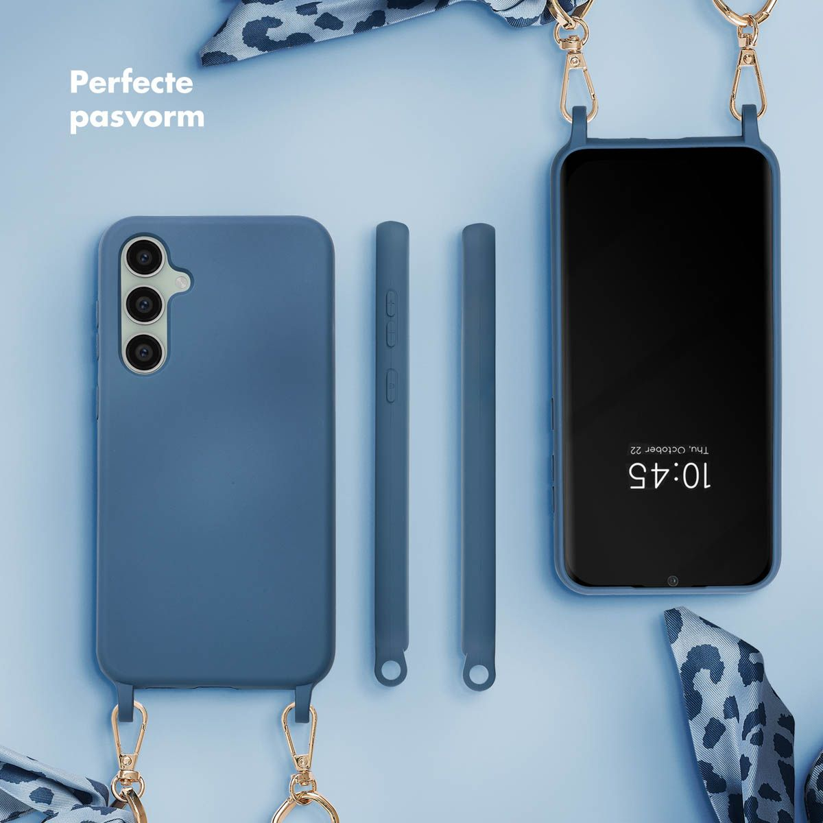 Custodia blu per telefono con telefono e due cinturini, dettagli catena dorata. Sciarpa fantasia sullo sfondo.