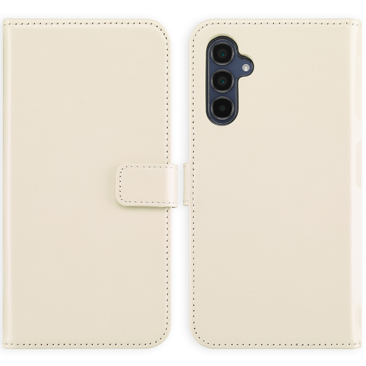 Un étui de téléphone crème, ouvert. Le côté gauche a un rabat avec fermeture magnétique. Le côté droit a le téléphone avec trois caméras.