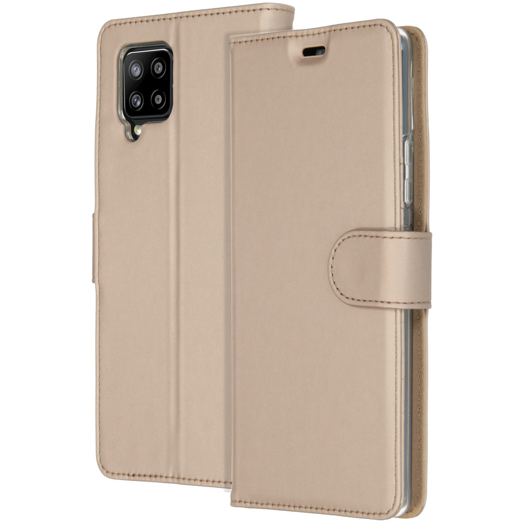 Een beige telefoonhoesje is open, met de camera en het scherm van de telefoon. Het heeft een magnetische sluiting en een gestikte afwerking.