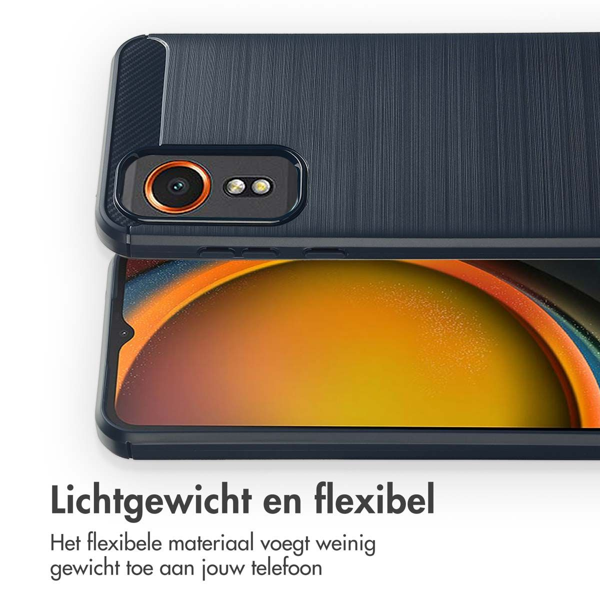 Un étui de téléphone avec une découpe pour l'appareil photo recouvre partiellement l'écran du téléphone. Le texte dit 'Léger et flexible'.