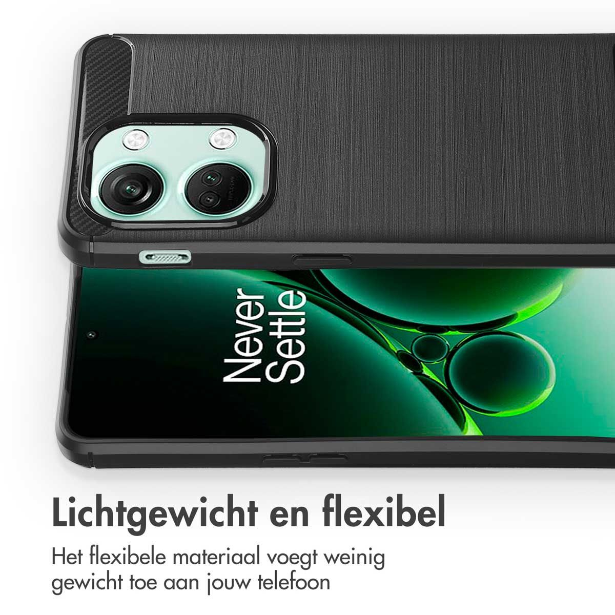 Een telefoonhoesje met camera-uitsparingen, het scherm van de telefoon met de woorden 'Never Settle' in wit. De tekst hieronder luidt 'Lichtgewicht en flexibel'.