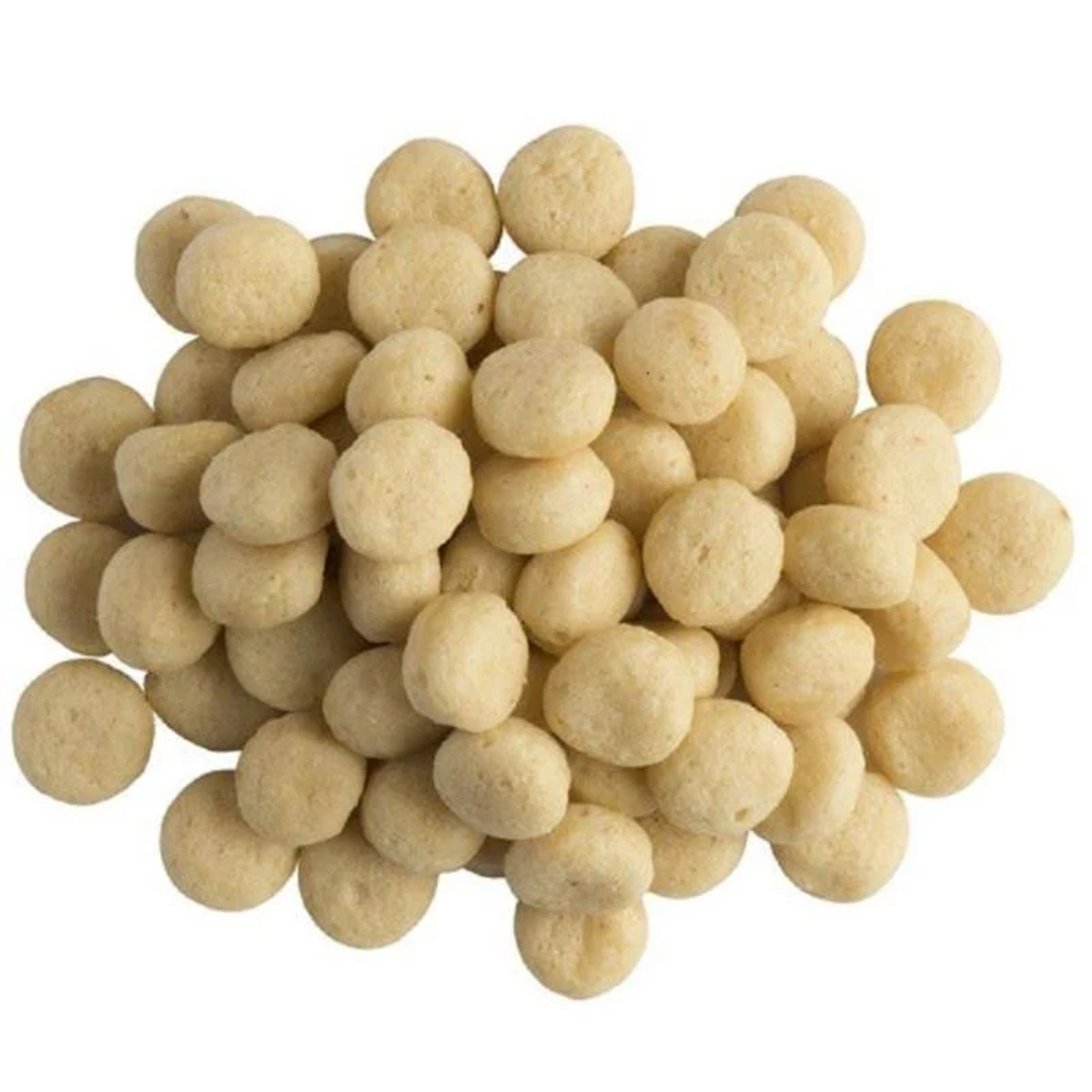 Stos wielu okrągłych, jasno-beżowych kawałków płatków zbożowych, podobnych do dmuchanego pszenicy. Są zgrupowane na białym tle.