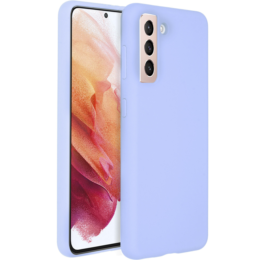 Een lichtpaarse telefoonhoes met een telefoon erin. De hoes heeft een uitsparing voor de camera. Het telefoonscherm toont een wazige, kleurrijke afbeelding.