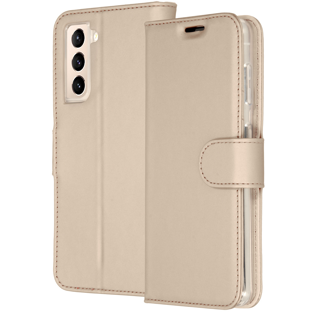 Een beige telefoonhoes is open en toont de telefoon binnenin. Het heeft een magnetische sluiting en een uitsparing voor de camera. De hoes is leerachtig.