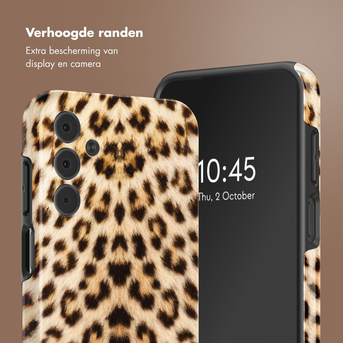 Een telefoon met een luipaardprint hoesje wordt getoond. Het scherm toont 10:45, donderdag 2 oktober. Extra bescherming voor display en camera.