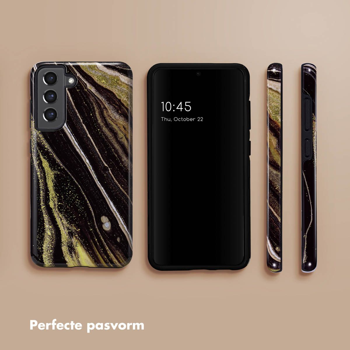 Un telefono e una custodia con un design a marmo nero, oro e bianco, più due custodie laterali, il tutto su una superficie beige.