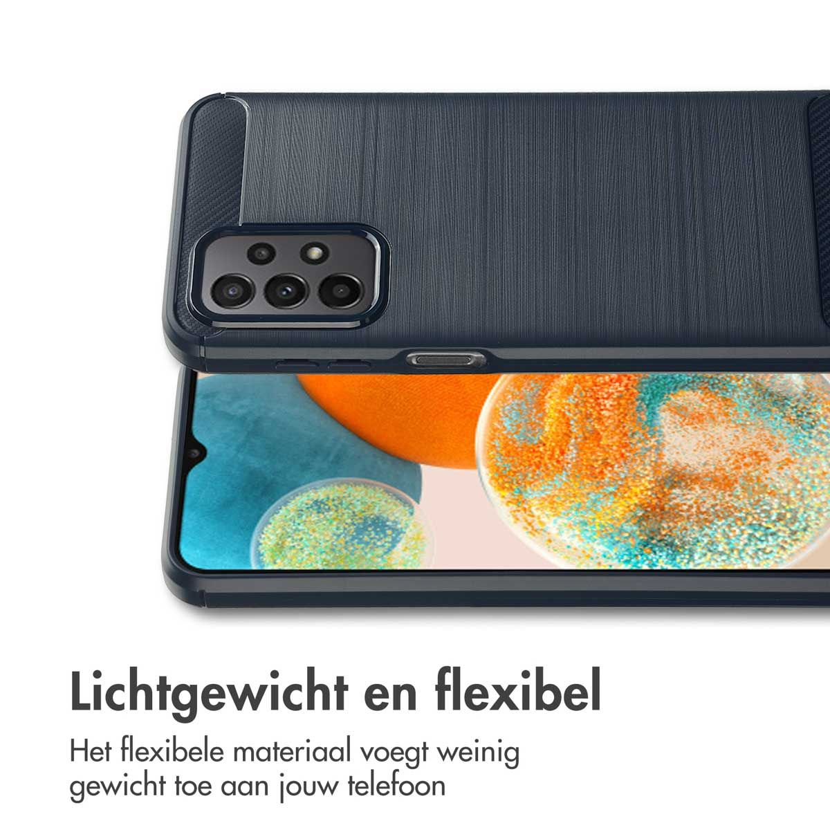 Een donkerblauwe telefoonhoes op een telefoon, met een abstracte oranje en blauwe achtergrond op het scherm. De hoes heeft een textuur op de achterkant.