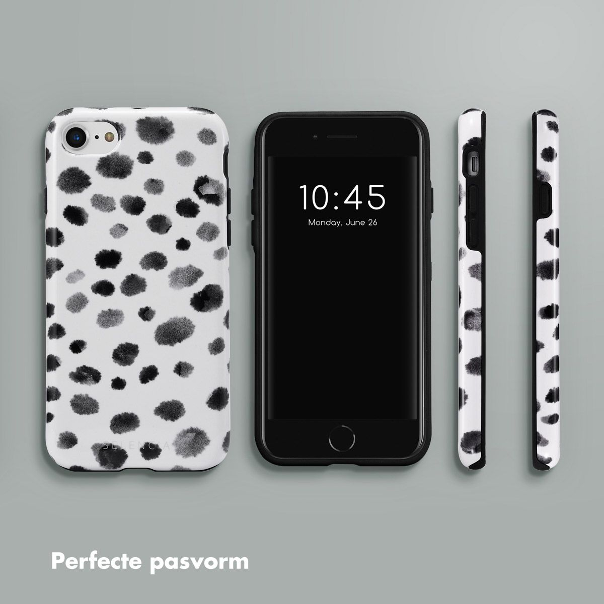 Een telefoon en drie hoesjes. Hoesjes zijn wit met zwarte vlekken. De telefoon toont de tijd. De hoesjes passen perfect.