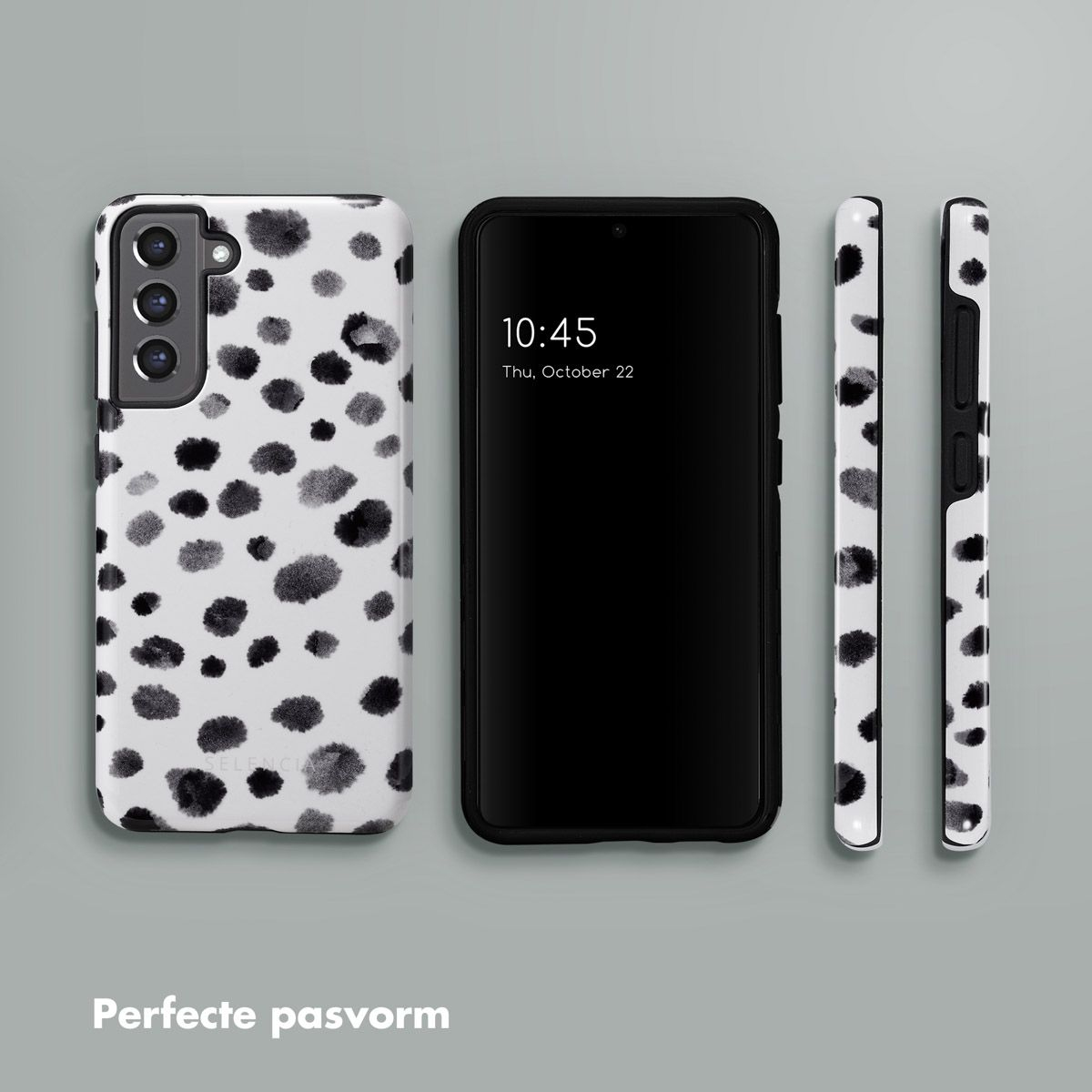 Un telefono e tre custodie. Il telefono mostra l'ora. Le custodie hanno uno sfondo bianco con macchie nere. Il testo 'Vestibilità perfetta'.