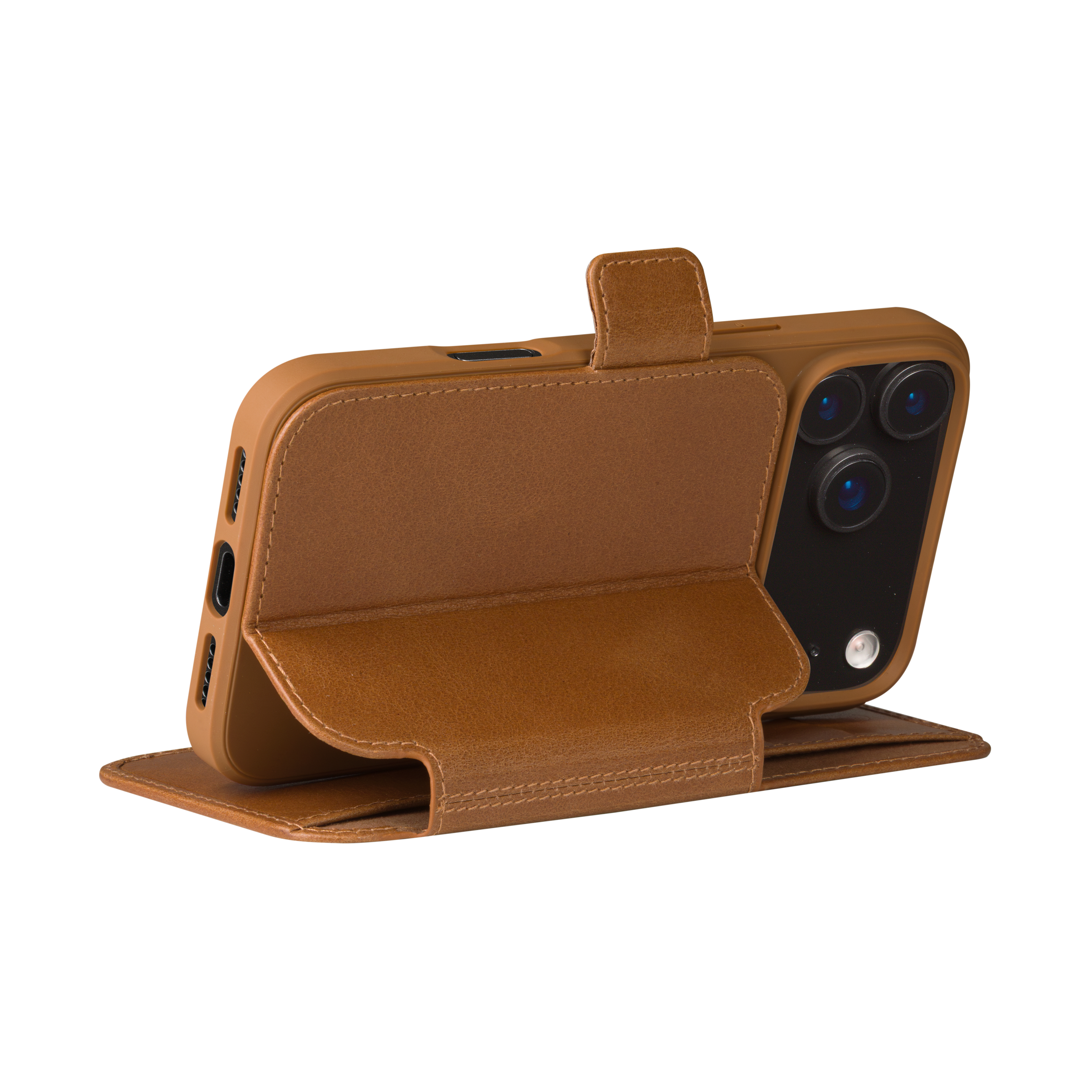 Eine braune Leder-Handyhülle ist geöffnet und zeigt ein Smartphone mit drei Kameralinsen. Weißer Hintergrund.