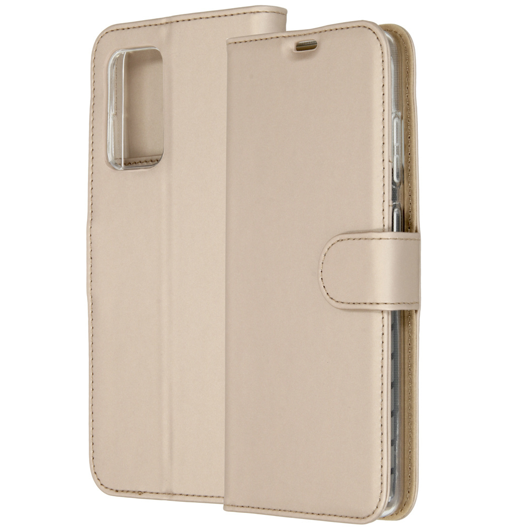 Een beige leren telefoonhoesje is open. De hoes is gestikt en heeft een magnetische sluiting. Telefoon zichtbaar binnenin.