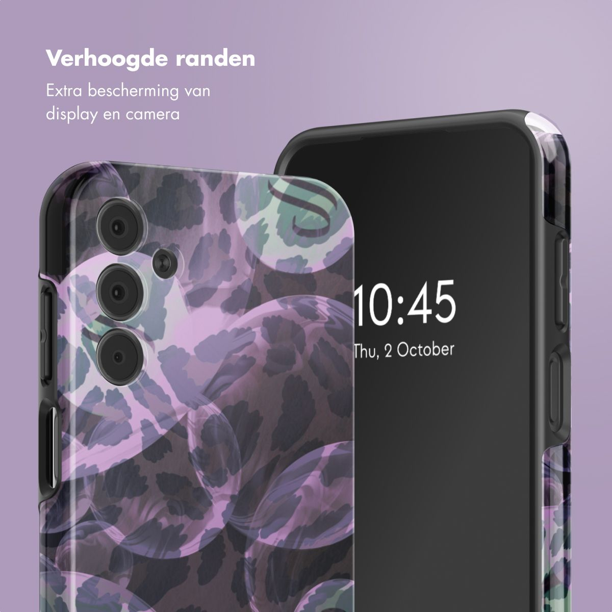 Twee telefoons met hoesjes. Een hoesje heeft een paarse luipaardprint, de andere is zwart. Het scherm toont 10:45 en de datum.