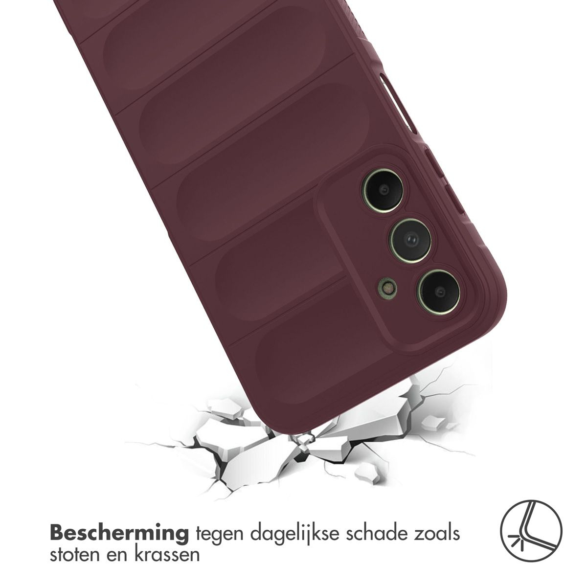 Un étui de téléphone bordeaux tombe sur une surface blanche, la fissurant. L'étui a plusieurs objectifs d'appareil photo.