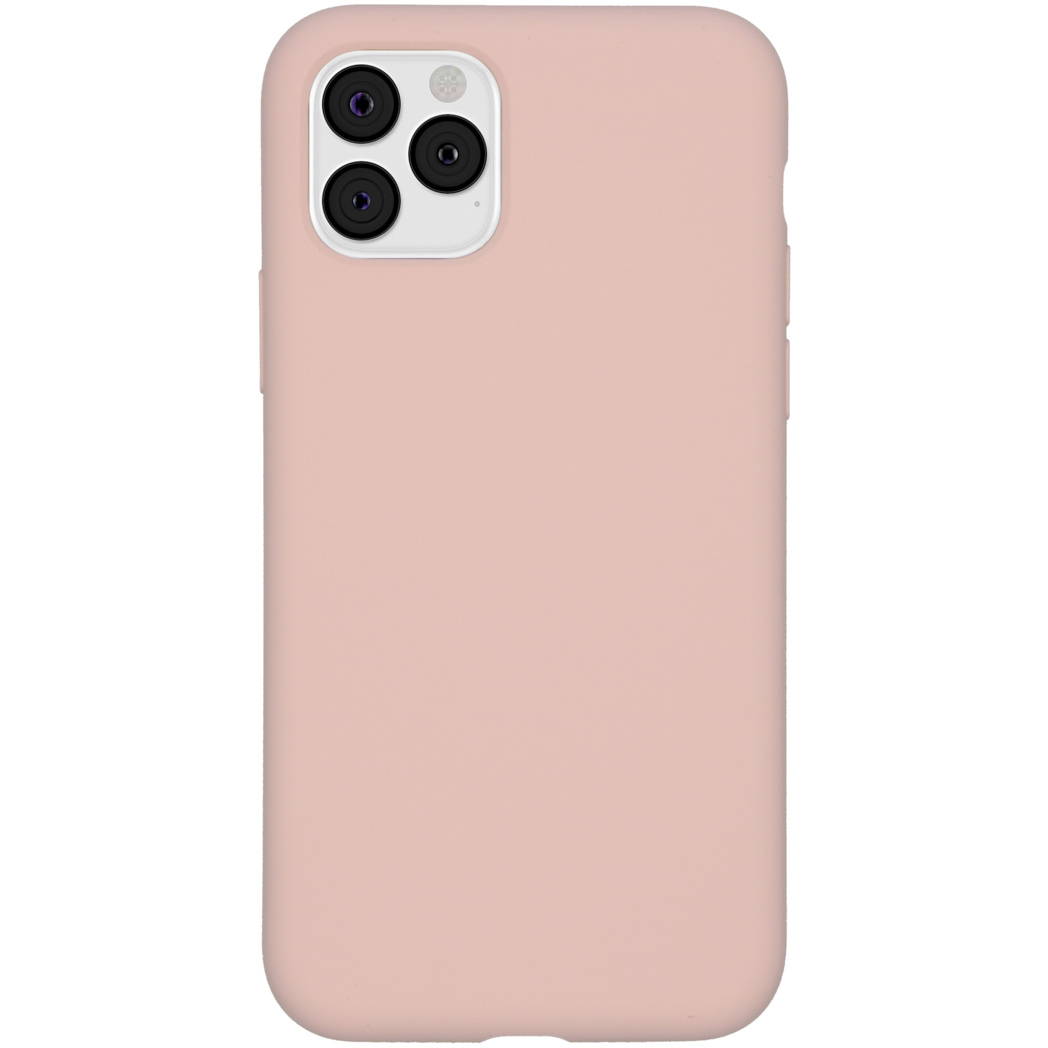 Gros plan sur une coque de téléphone rose. La coque a une découpe pour l'appareil photo avec trois lentilles et un flash. Le fond est blanc.