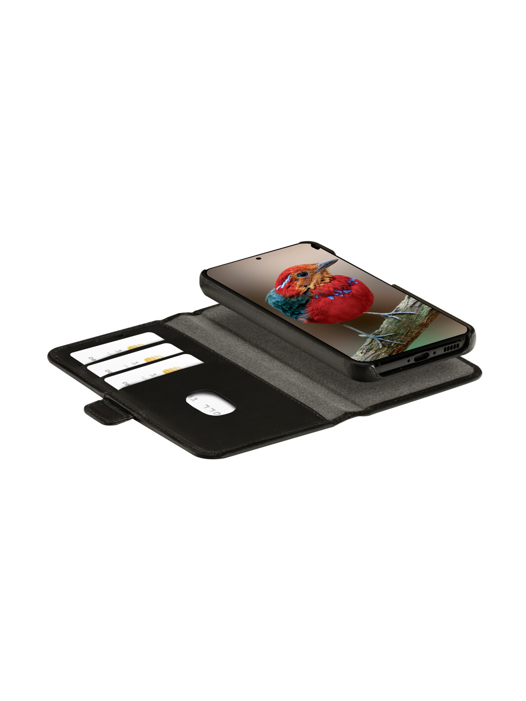 Uno smartphone in una custodia di pelle nera. Il telefono mostra un uccello colorato su un ramo. Carte di credito sono visibili all'interno.