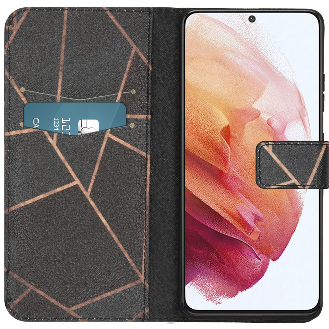 Open telefoonhoesje met smartphone. Creditcard in de kaartsleuf. Zwarte hoes met koperkleurige geometrische lijnen.