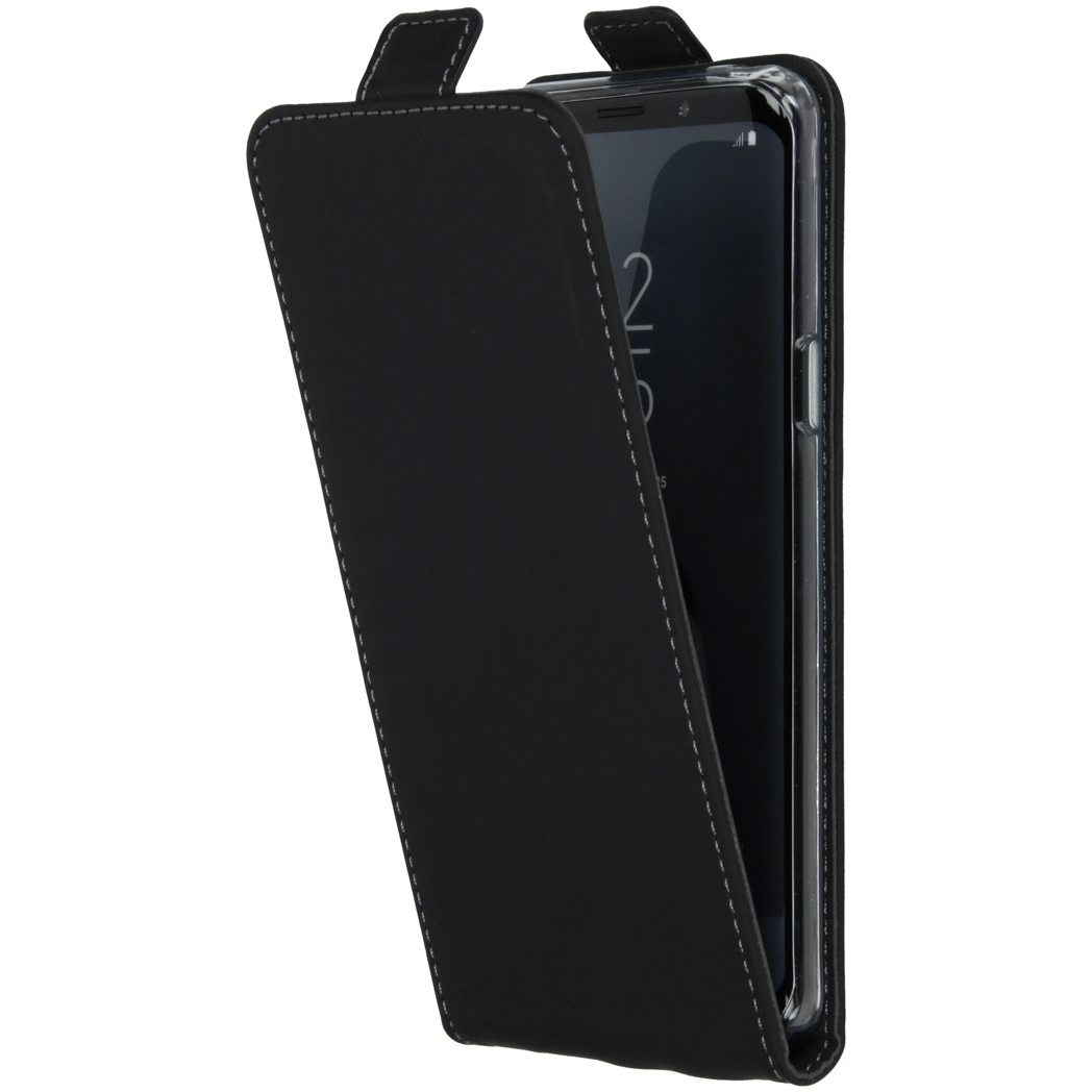 Een zwarte telefoonhoes is open en onthult een telefoonscherm. De hoes heeft witte stiksels en een magnetische sluiting.
