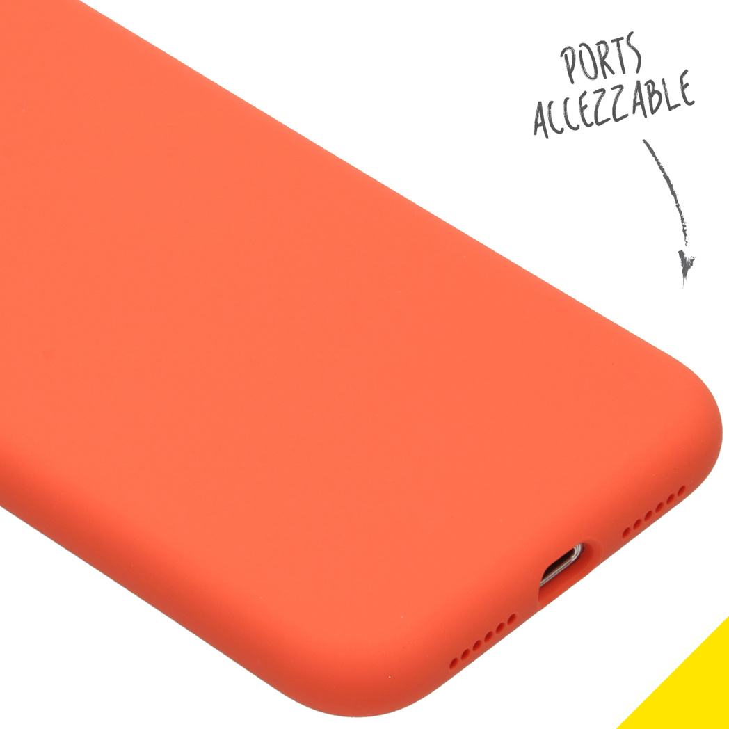 Close-up van een oranje telefoonhoesje. Poorten zijn toegankelijk. Witte achtergrond met handgeschreven tekst 'Ports Accessable' en pijl.