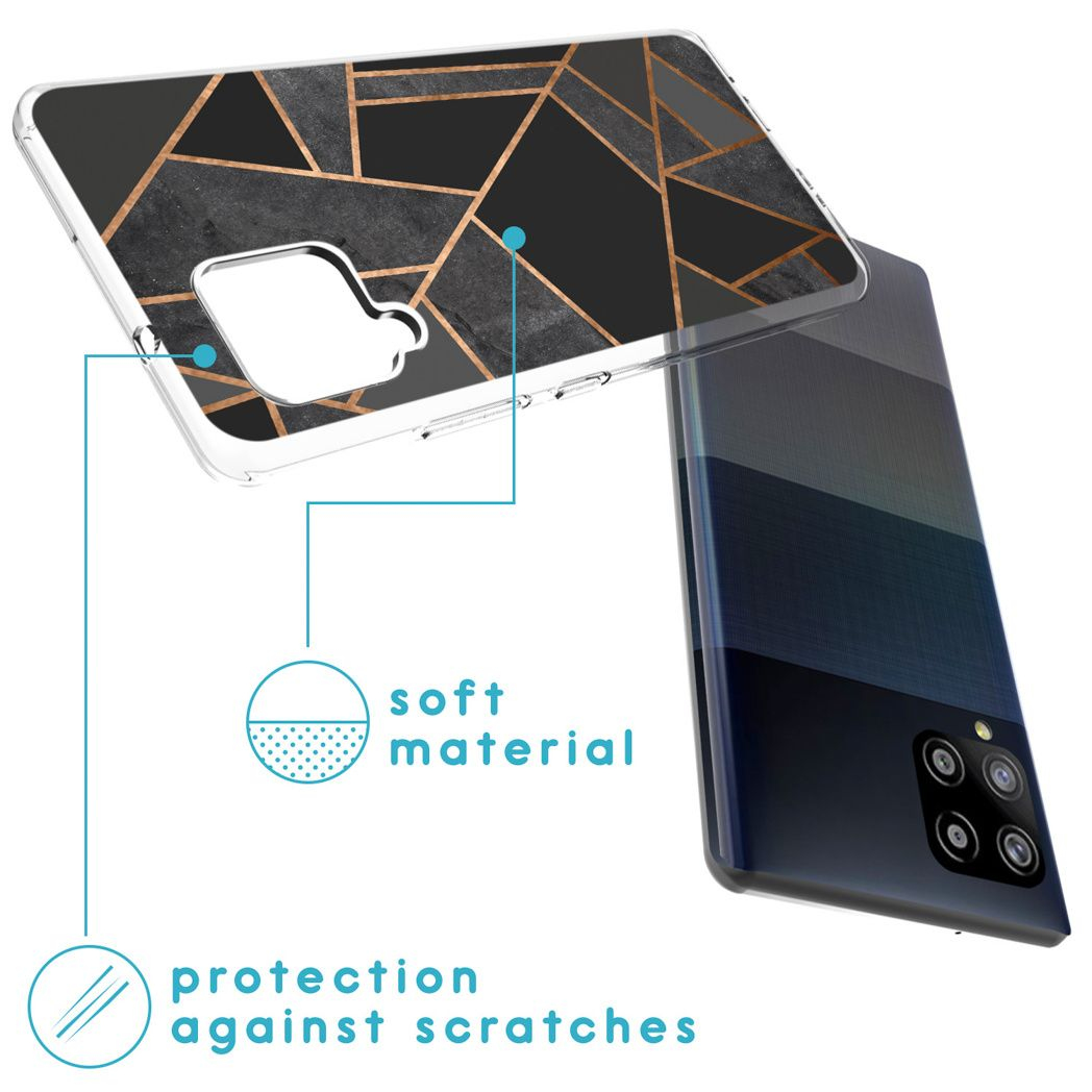 Coque de téléphone avec motif géométrique noir et or, sur un téléphone avec dos rayé bleu. Indique matériau doux et protection contre les rayures.