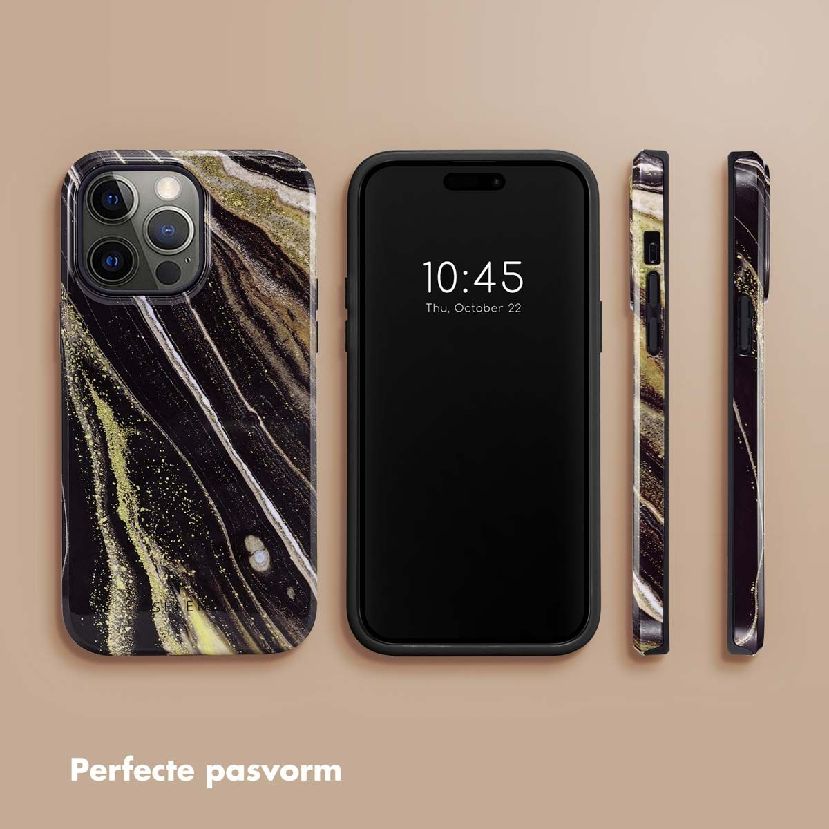 Een telefoon en drie hoesjes. De telefoon toont de tijd. Hoesjes hebben een zwart, goud en wit marmer ontwerp.