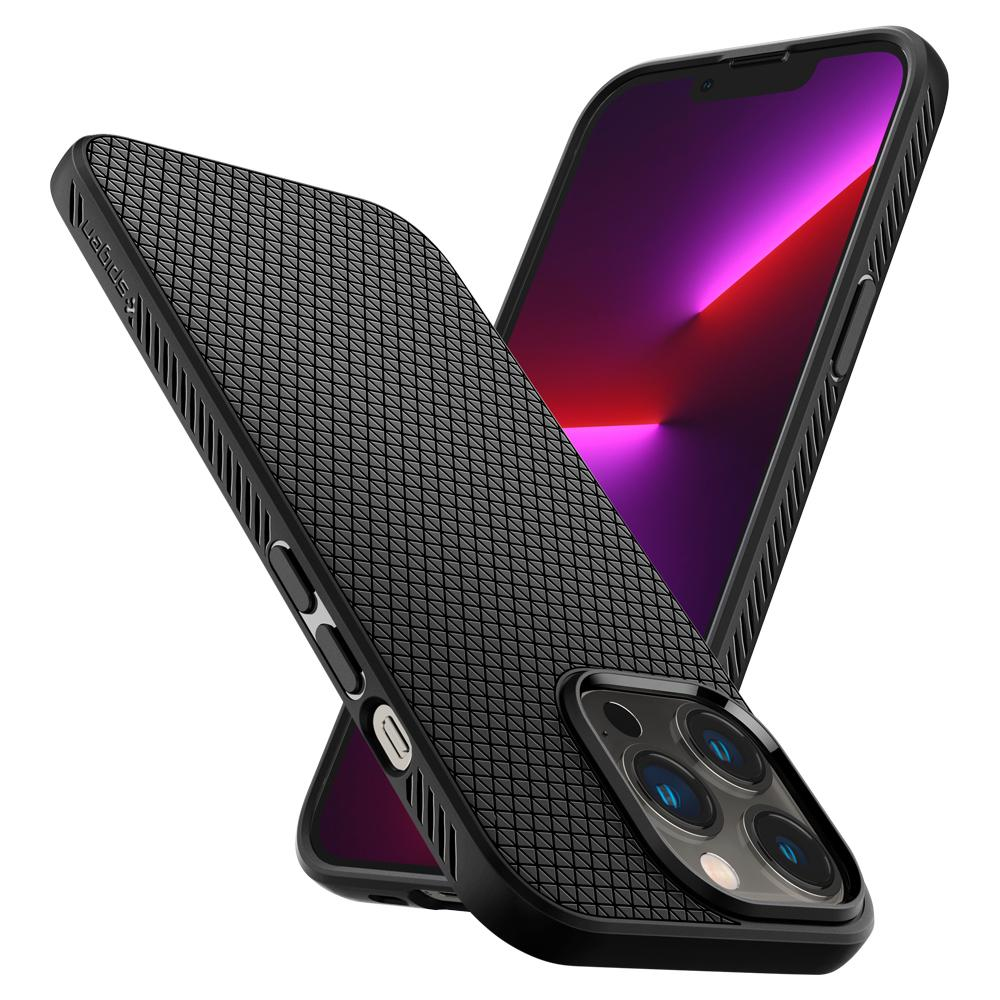 Due custodie nere per iPhone con retro strutturato su una superficie bianca. Una custodia è aperta, mostrando lo schermo.