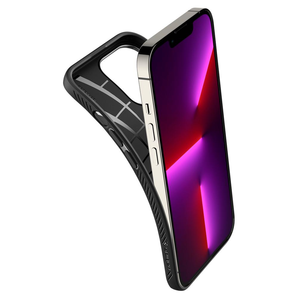 Un iPhone 13 è in una custodia Spigen nera. Il telefono ha un display viola. La custodia è angolata, mostrando la sua struttura interna.
