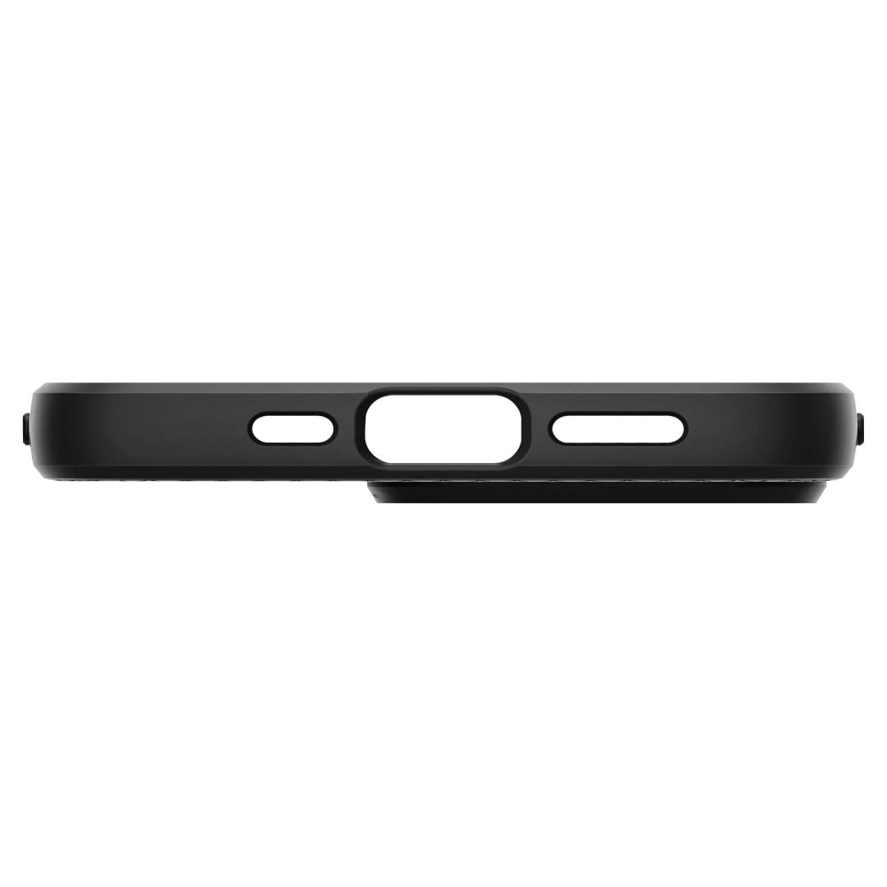 Primo piano di una custodia nera per telefono. Ha diversi ritagli per la fotocamera e le porte. Lo sfondo è bianco.