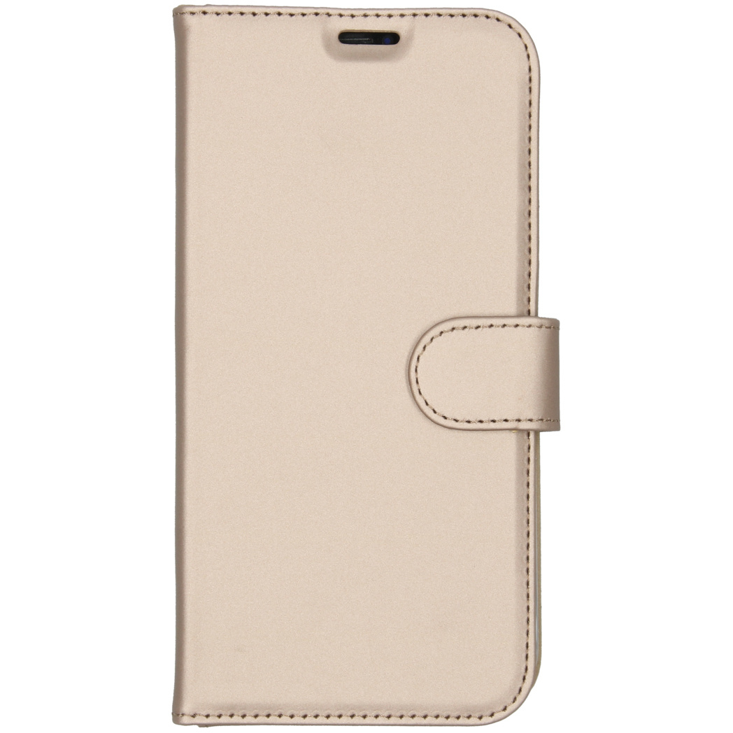 Een beige telefoonhoesje met een magnetische sluiting. De hoes is gesloten en toont een glad oppervlak met een gestikte rand en een kleine opening aan de bovenkant.