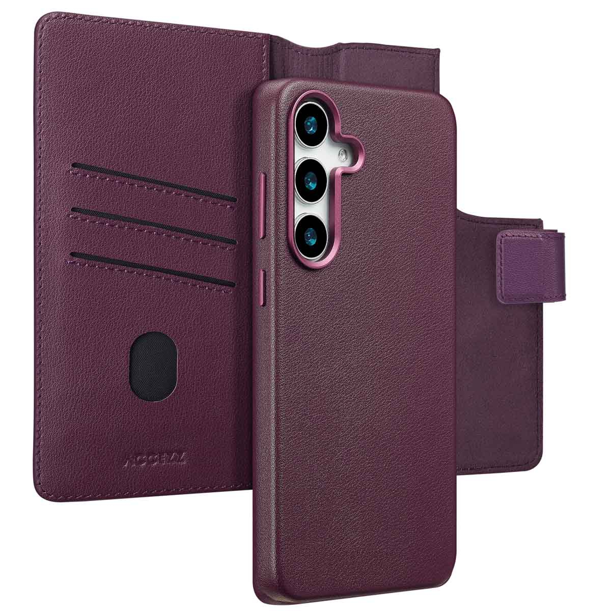 Een pruimkleurige telefoonhoes met portemonnee-ontwerp. Het heeft kaartsleuven en een magnetische sluiting. De telefoon heeft drie cameralenzen.