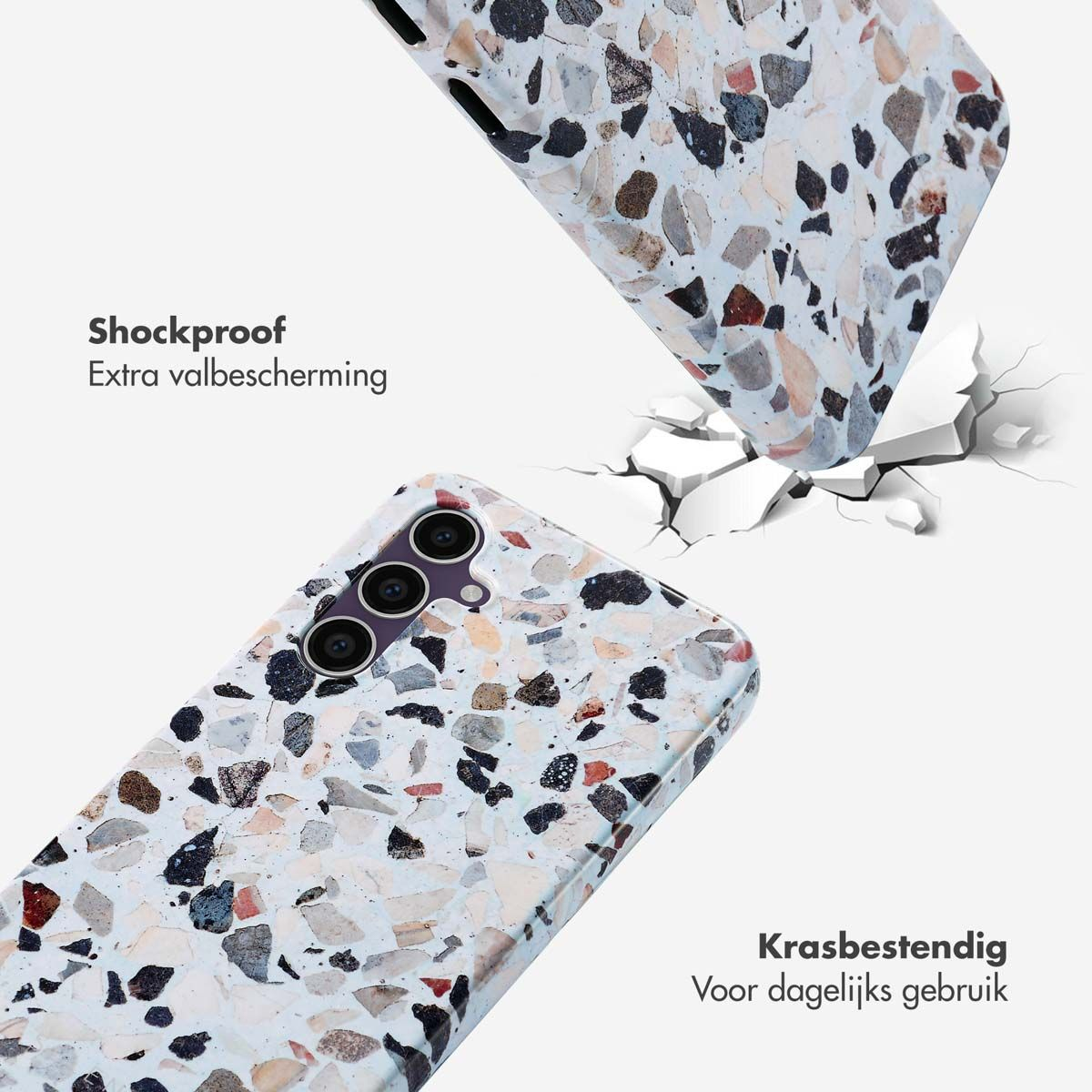 Twee telefoonhoesjes met terrazzo design, één valt, impact tonend. Tekst: 'Schokbestendig' en 'Krasbestendig'. Witte achtergrond met scheuren.
