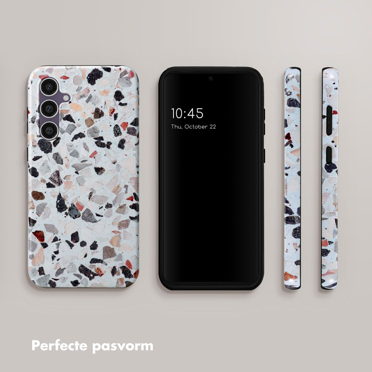 Een telefoon en drie hoesjes met terrazzo patroon. De telefoon geeft de tijd 10:45 weer. Hoesjes zijn links en rechts.