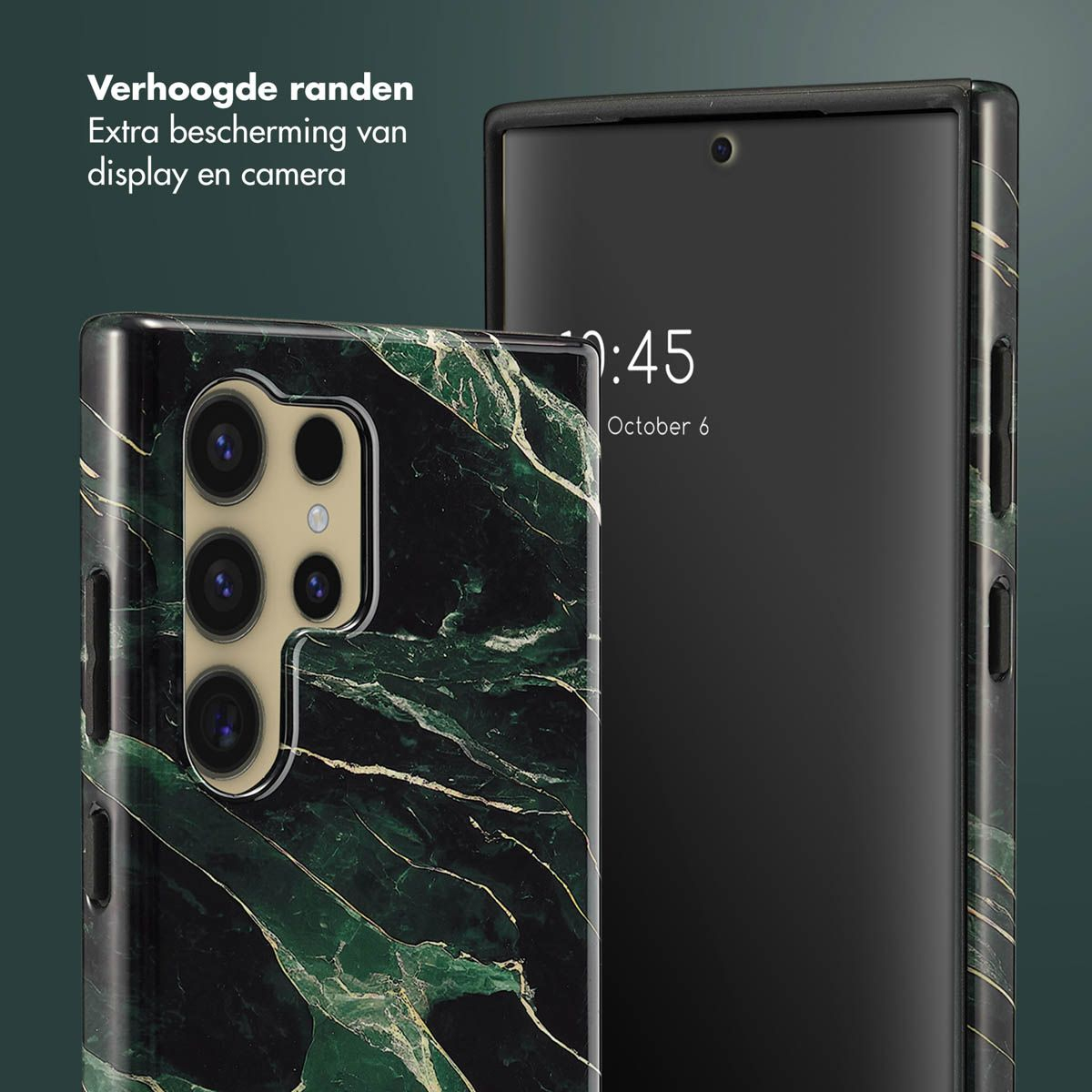 Twee smartphones met cases met marmerpatroon. De linkertelefoon heeft een camerabult. De rechtertelefoon toont de tijd en datum.