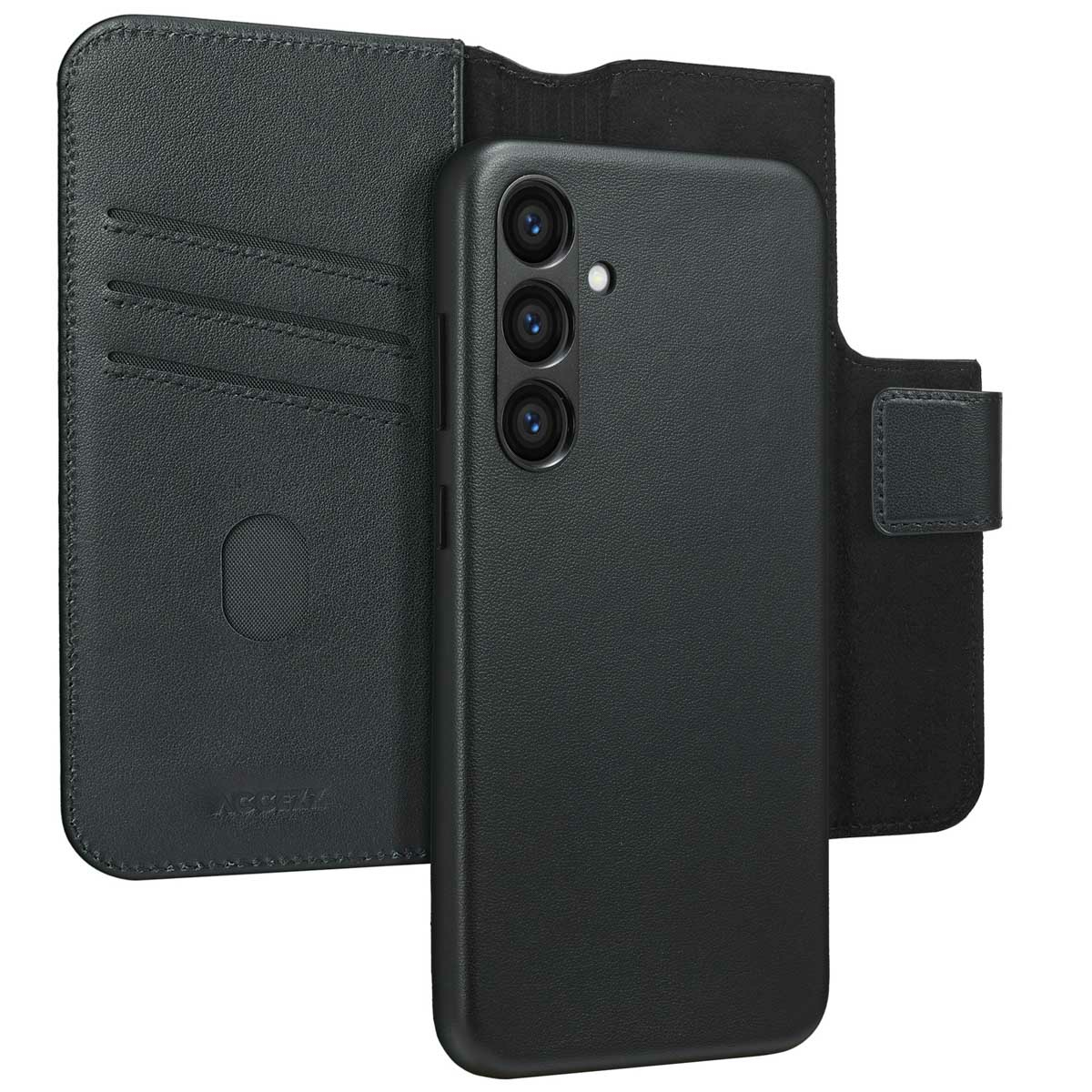 Een zwarte telefoonhoes met een portemonnee gedeelte. De telefoonhoes heeft drie cameralenzen. Het portemonnee gedeelte heeft kaartsleuven en een magnetische sluiting.