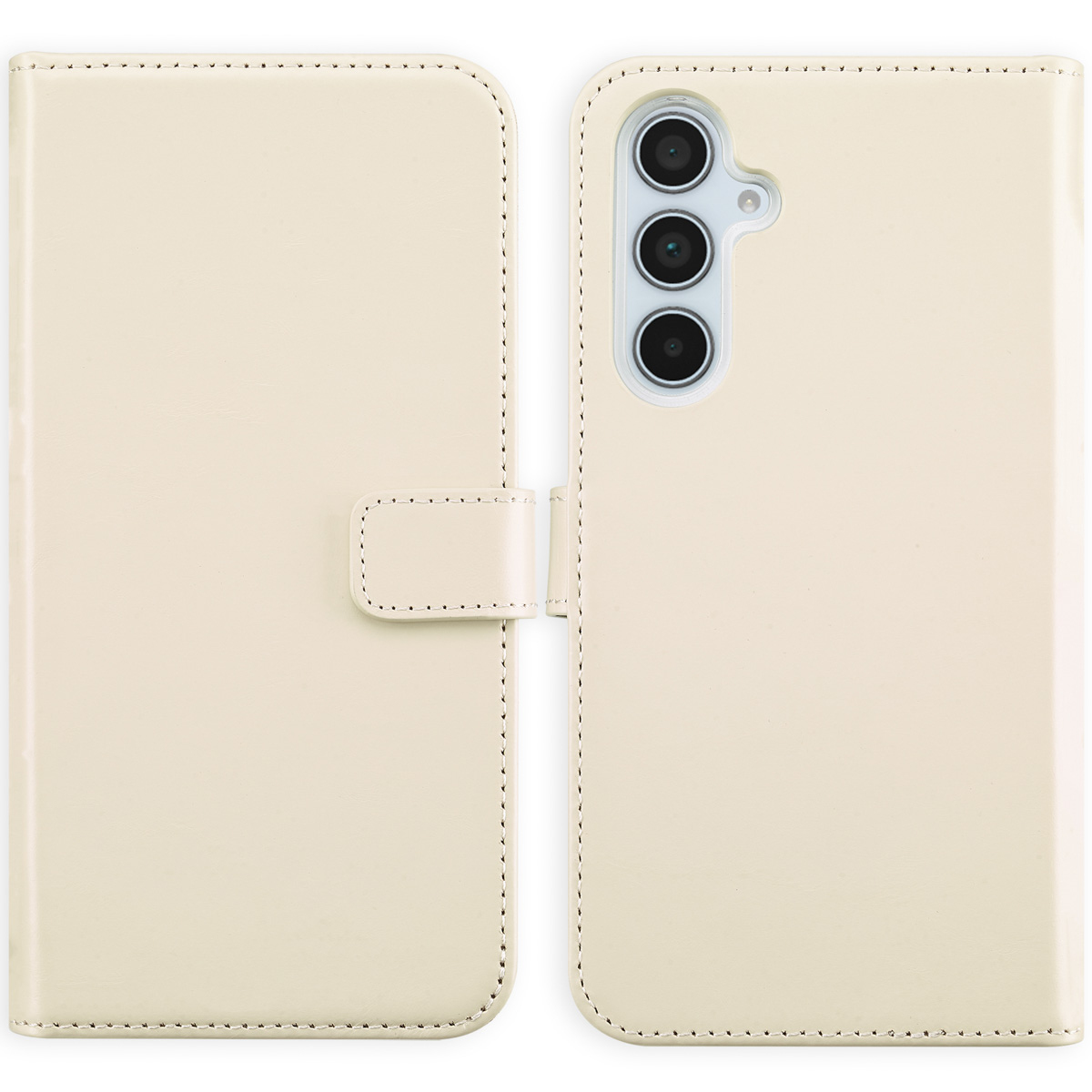 Crèmekleurige telefoonhoes. Het heeft drie cameralenzen en een flap met magneetsluiting.