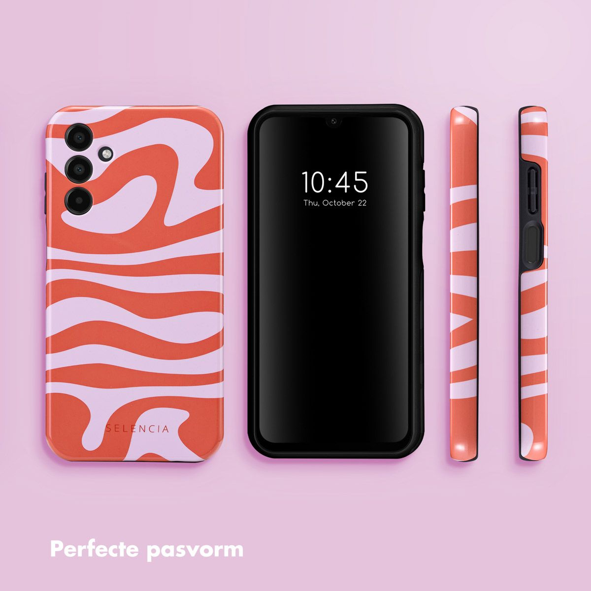Een telefoon en twee hoesjes met rood en wit golvend design liggen op een roze oppervlak. Het scherm toont de tijd.