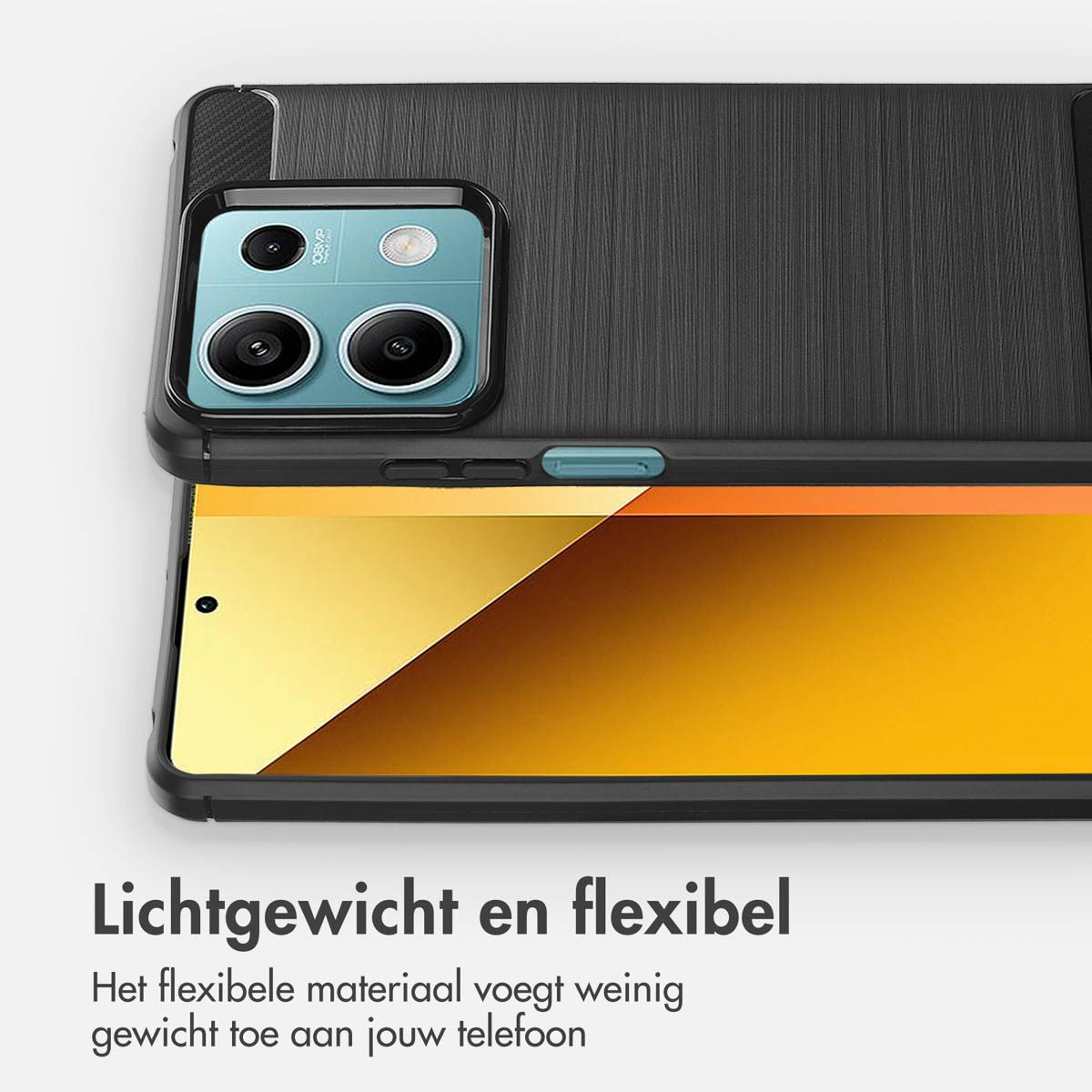 Een telefoon in een zwarte hoes. De telefoon heeft een gouden scherm. De hoes heeft een textuur achterkant en een cameramodule.