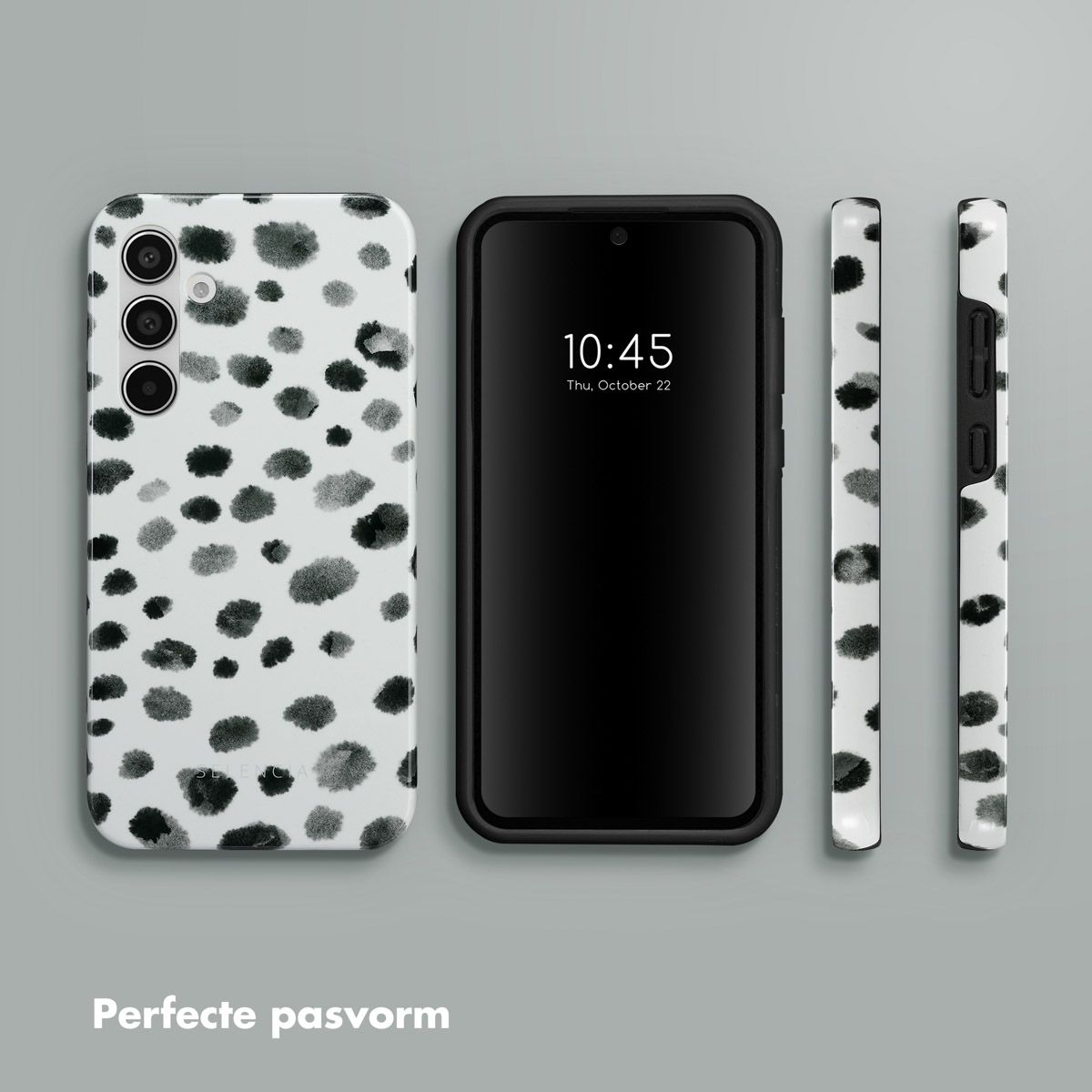 Un telefono e custodie. Lo schermo del telefono mostra l'ora. Le custodie presentano uno sfondo bianco con macchie nere. Testo "Vestibilità perfetta".