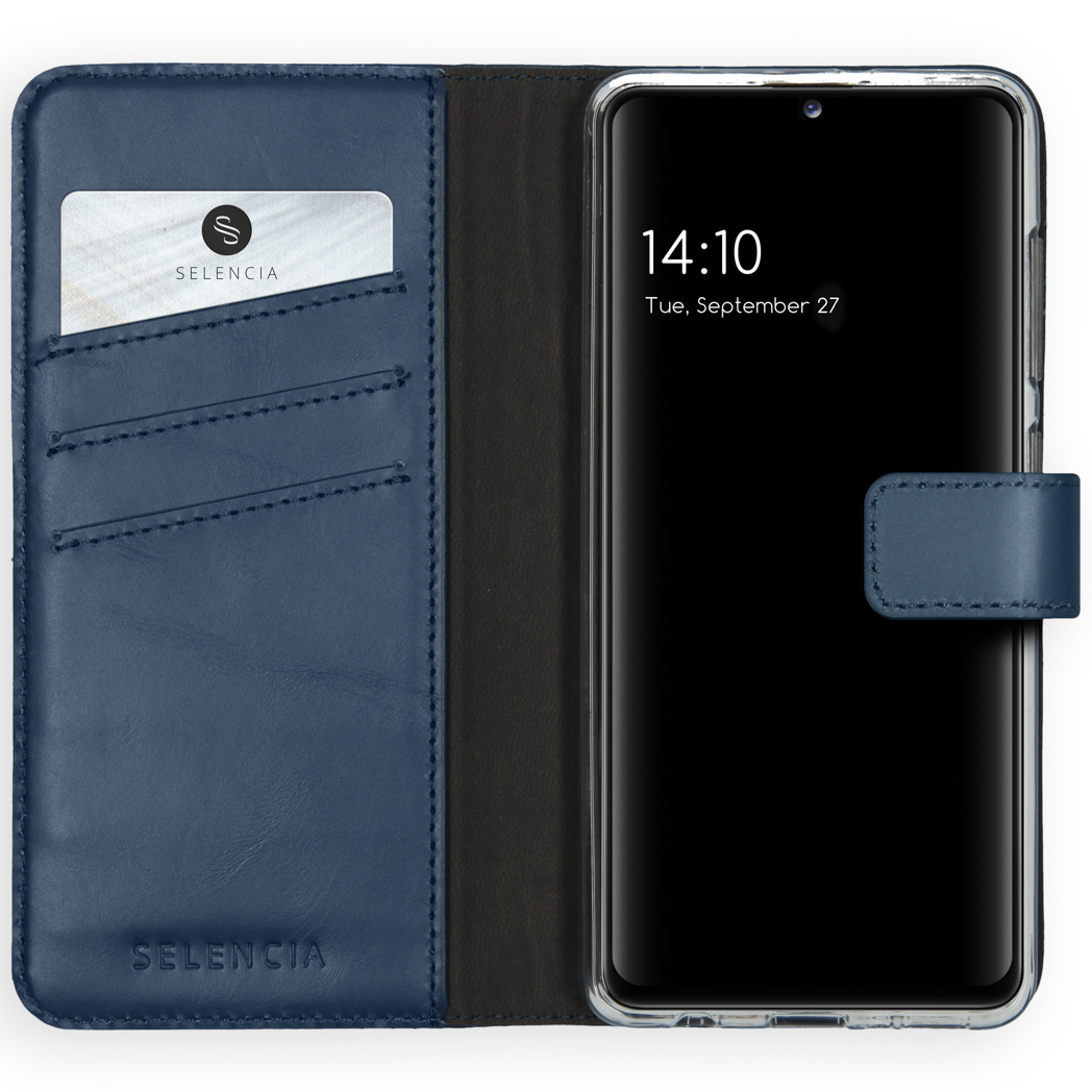 Étui de téléphone en cuir bleu ouvert avec un téléphone affichant l'heure. Une carte est à l'intérieur. La marque Selencia est visible.