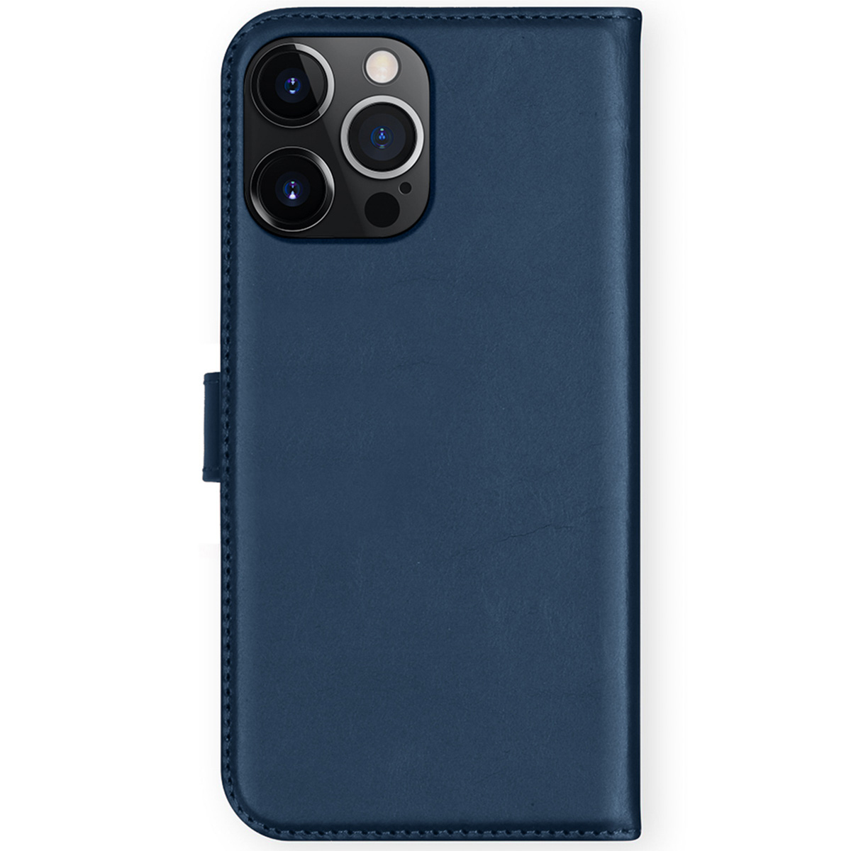 Een donkerblauwe telefoonhoes. De hoes heeft een uitsparing voor de camera en een magnetische sluiting. De hoes is gesloten.