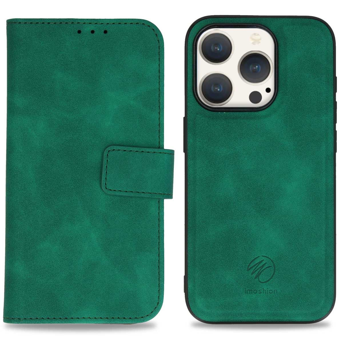 Een groene telefoonhoes met een portemonnee-ontwerp. Het heeft een magnetische sluiting en een reliëflogo. De telefoonhoes is open.