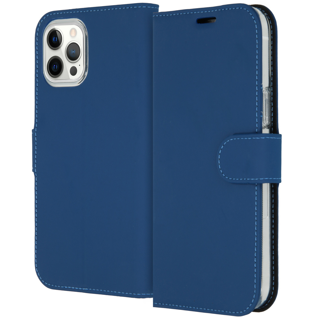 Een blauwe telefoonhoes is open, met de telefoon en de binnenkant. Het heeft een magnetische sluiting.