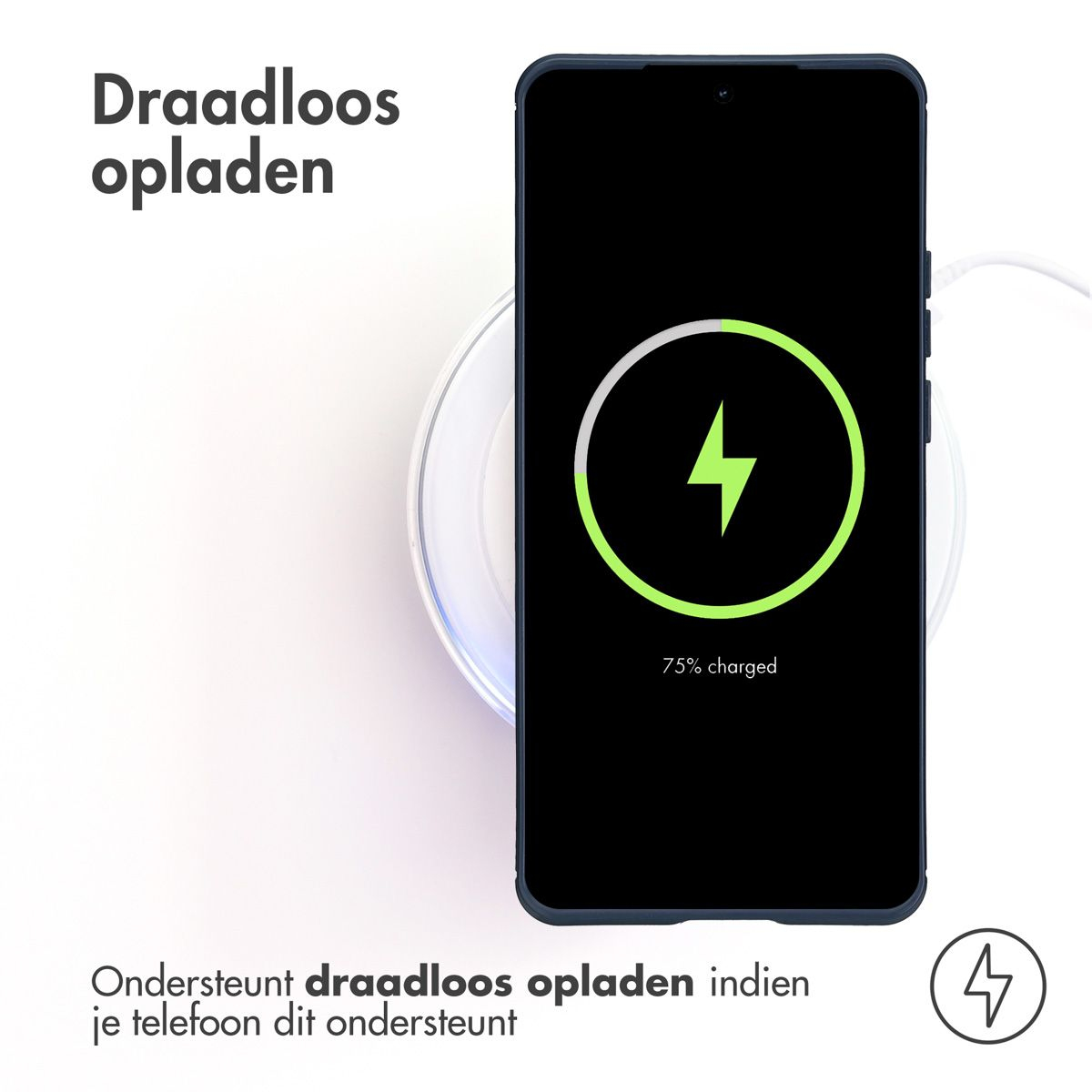 Een telefoon laadt draadloos op een wit oplaadpad. Het scherm toont een groene bliksemschicht, 75% opgeladen.