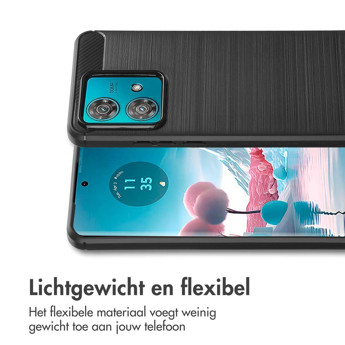 Een telefoon in een zwarte hoes. Het scherm toont de tijd en een kleurrijke afbeelding. De hoes ligt op een wit oppervlak met tekst eronder.