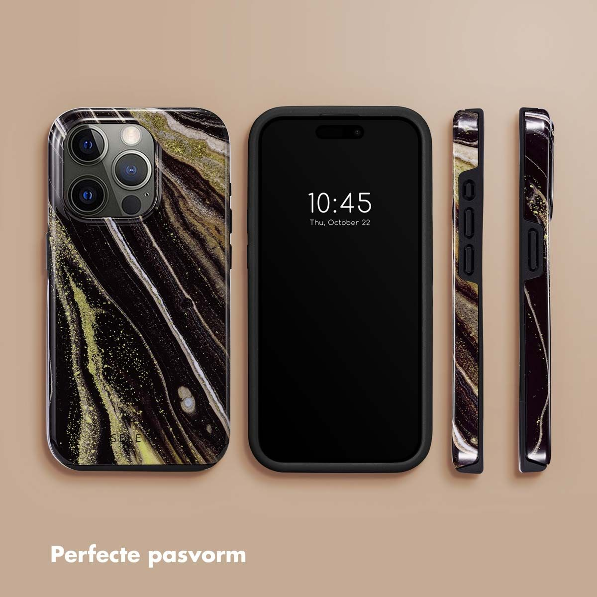 Un téléphone et trois étuis. Le téléphone affiche l'heure. Les étuis ont un design marbré en noir, or et blanc.