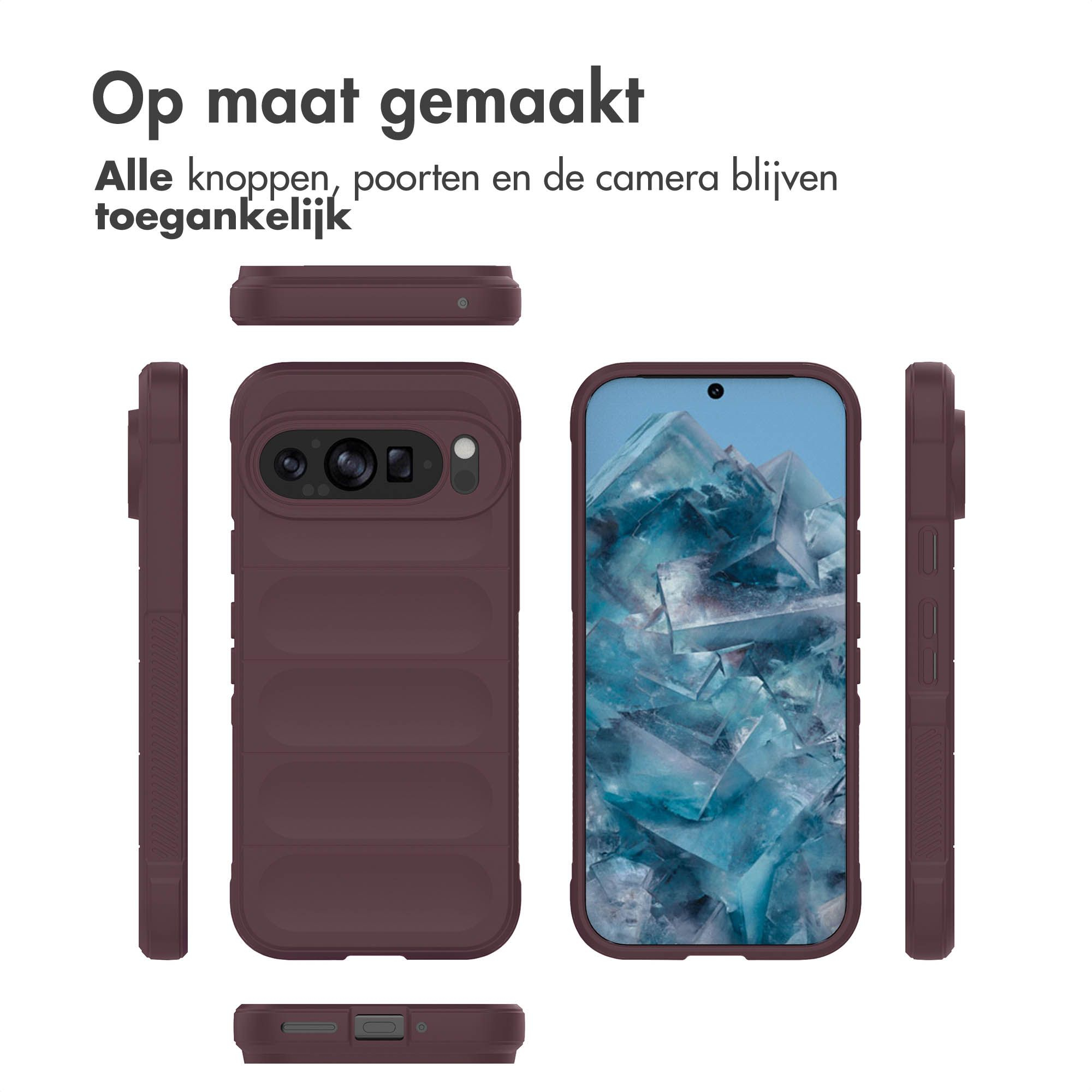 Telefoonhoesje in donkerrood, met telefoon erin. Tekst: 'Op maat gemaakt'. Knoppen, poorten en camera zijn toegankelijk.