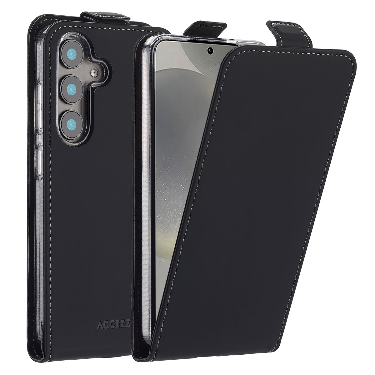 Un étui de téléphone noir avec des coutures blanches. Il a un rabat. Le téléphone a trois objectifs. La marque ACCEZZ est visible.