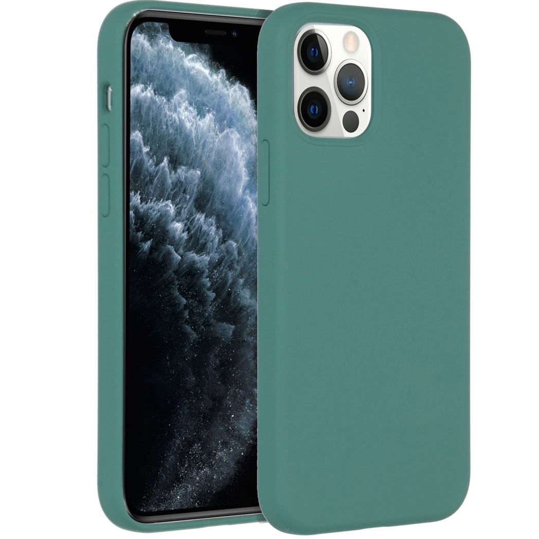 Groene telefoonhoes met telefoon erin. De telefoon heeft een donker scherm. De hoes staat op een witte achtergrond.